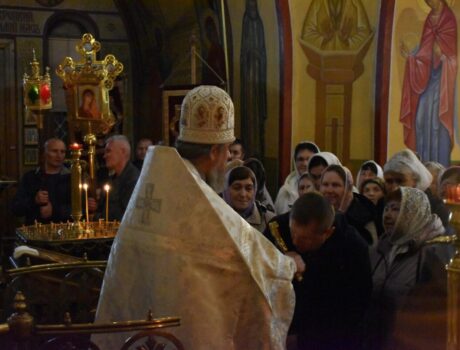 В храме святителя Димитрия Ростовского в городе Алексеевка было совершено праздничное Пасхальное богослужение, которое возглавил настоятель храма — протоиерей Василий Джуган.