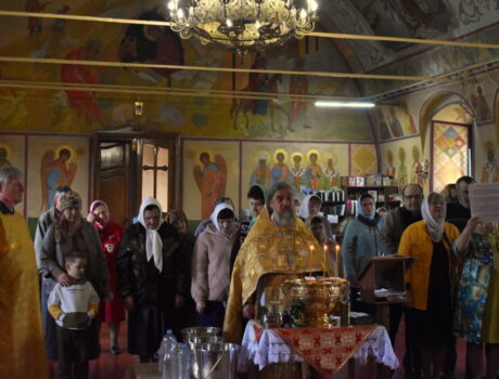 В Неделю 6-ю по Пасхе — Апостола евангелиста Иоанна Богослова в храме святителя Димитрия Ростовского города Алексеевка была совершена Божественная Литургия.Богослужение возглавил настоятель храма протоиерей Василий Джуган.