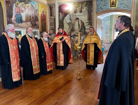 В канун праздника перенесения честных мощей святителя и чудотворца Николая в Бари — в Свято-Троицком кафедральном соборе города Алексеевка, где имеется придел, освященный в честь этого святого, состоялось соборное богослужение.  Богослужение возглавил благочинный Алексеевского церковного округа протоиерей Евгений Подолько.