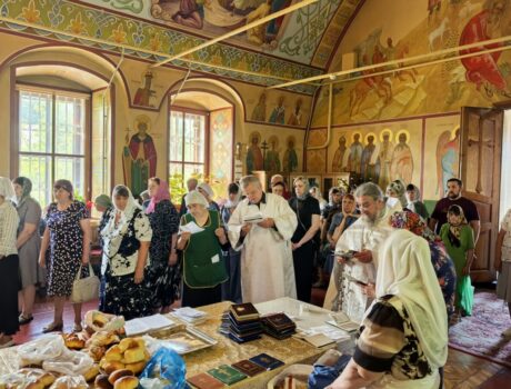 В Троицкую родительскую субботу в храме святителя Димитрия Ростовского города Алексеевка прошла Божественная Литургия и Панихида по усопшим.  Богослужение возглавил настоятель храма — протоиерей Василий Джуган.