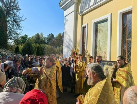 В день  отдания праздника Воздвижения Честного и Животворящего Креста Господня, а так же память святителя Димитрия, митрополита Ростовского, в храме святителя Димитрия Ростовского города Алексеевка состоялась Праздничная Божественная Литургия. Праздничное богослужение возглавил благочинный приходов Алексеевского муниципального округа — протоиерей Евгений Подолько.  Ему сослужили: настоятель храма святителя Димитрия Ростовского г. Алексеевка — протоиерей Василий Джуган, настоятель храма великомученика Георгия Победоносца с. Волотово Чернянского района — протоиерей Александр Сафонов, настоятель храма пророка Божия Илии с. Ильинка — иерей Александр Денисов и настоятель Свято-Троицкого кафедрального собора г. Алексеевки — иерей Максим Шамрай.