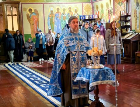 3 ноября, в канун празднования Казанской иконы Божией Матери в храме святителя Димитрия Ростовского г. Алексеевка прошло праздничное всенощное бдение.  Богослужение возглавил настоятель храма — протоиерей Василий Джуган.