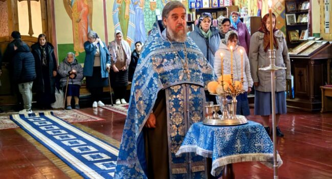 3 ноября, в канун празднования Казанской иконы Божией Матери в храме святителя Димитрия Ростовского г. Алексеевка прошло праздничное всенощное бдение.  Богослужение возглавил настоятель храма — протоиерей Василий Джуган.